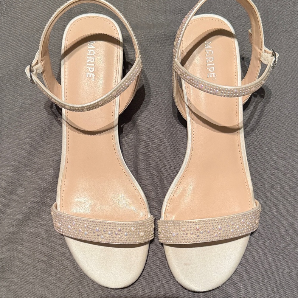 Maripe Elegant Cream Sandals with Rhinestone Detail